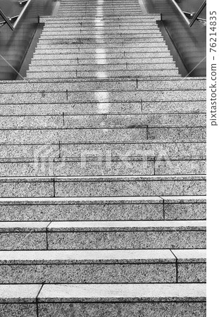 staircase and the steps at the staircase of a subway station 76214835