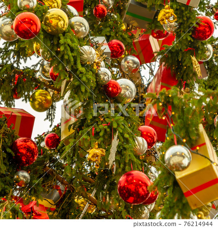 Magnificent Christmas tree  76214944