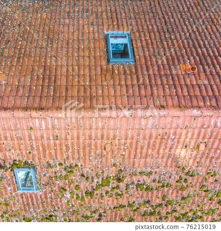 Inspection of the red tiled roof of a single-family house 76215019