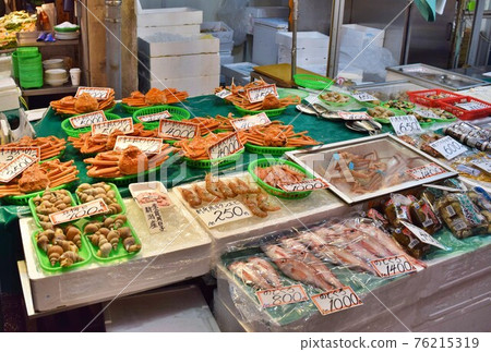 在海鮮市場排隊的鮮魚 在海鮮市場排隊的鮮魚 76215319