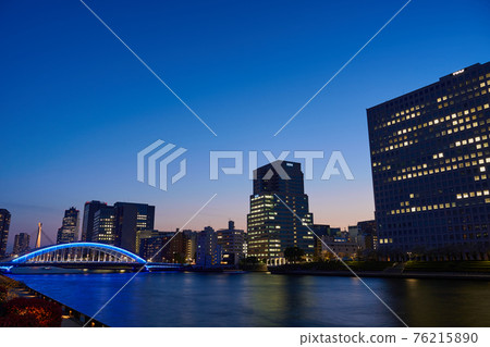 城市夜景東京永代橋和隅田川 76215890
