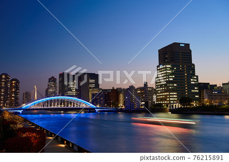 城市夜景東京永代橋和隅田川 城市夜景東京永代橋和隅田川 76215891