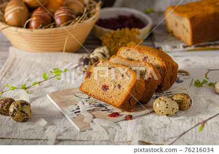 Traditional easter bread Traditional easter bread 76216034