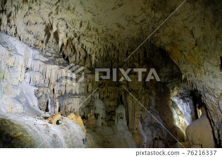 Shoryudo Cavern, famous for its limestone cave on Okinoerabujima, Japan Shoryudo Cavern, famous for its limestone cave on Okinoerabujima, Japan 76216337
