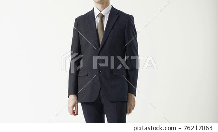 一個穿著西裝的男人的肖像,白色背景 一個穿著西裝的男人的肖像,白色背景 76217063