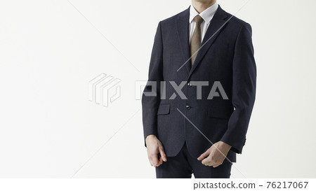 一個穿著西裝的男人的肖像,白色背景 一個穿著西裝的男人的肖像,白色背景 76217067