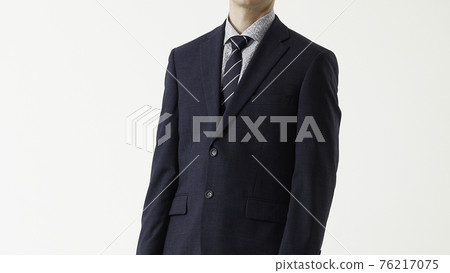一個穿著西裝的男人的肖像,白色背景 一個穿著西裝的男人的肖像,白色背景 76217075