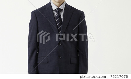 一個穿著西裝的男人的肖像,白色背景 一個穿著西裝的男人的肖像,白色背景 76217076