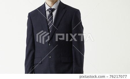一個穿著西裝的男人的肖像,白色背景 一個穿著西裝的男人的肖像,白色背景 76217077