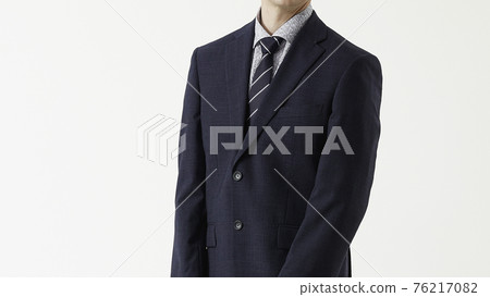 一個穿著西裝的男人的肖像，白色背景 76217082