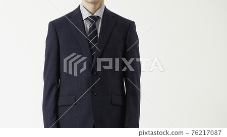 一個穿著西裝的男人的肖像,白色背景 一個穿著西裝的男人的肖像,白色背景 76217087