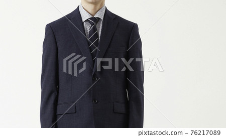 一個穿著西裝的男人的肖像,白色背景 一個穿著西裝的男人的肖像,白色背景 76217089
