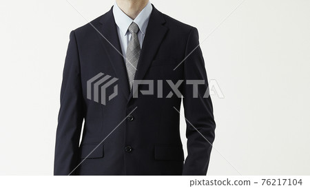 一個穿著西裝的男人的肖像,白色背景 一個穿著西裝的男人的肖像,白色背景 76217104