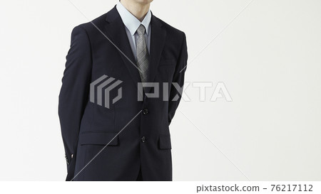 一個穿著西裝的男人的肖像，白色背景 76217112