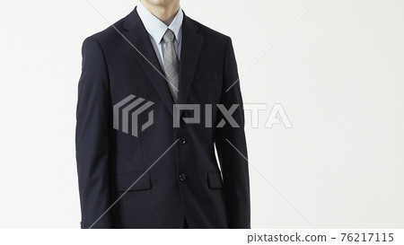 一個穿著西裝的男人的肖像，白色背景 76217115