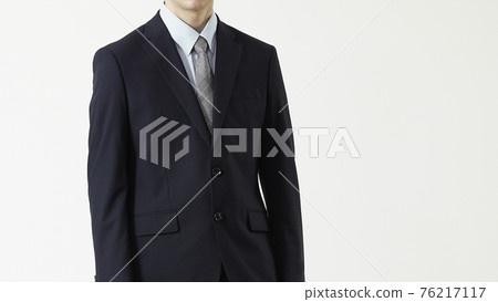 一個穿著西裝的男人的肖像，白色背景 76217117