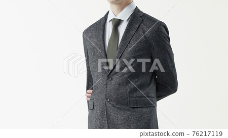 一個穿著西裝的男人的肖像,白色背景 一個穿著西裝的男人的肖像,白色背景 76217119