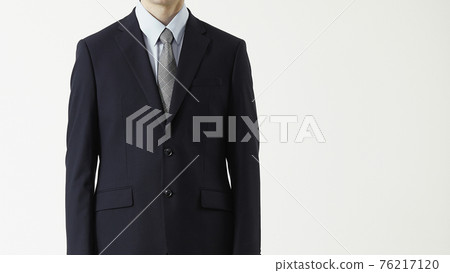 一個穿著西裝的男人的肖像,白色背景 一個穿著西裝的男人的肖像,白色背景 76217120