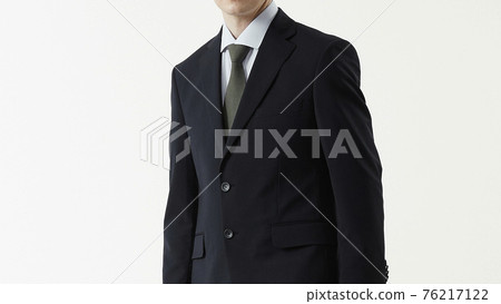 一個穿著西裝的男人的肖像,白色背景 一個穿著西裝的男人的肖像,白色背景 76217122