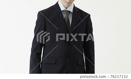 一個穿著西裝的男人的肖像,白色背景 一個穿著西裝的男人的肖像,白色背景 76217132