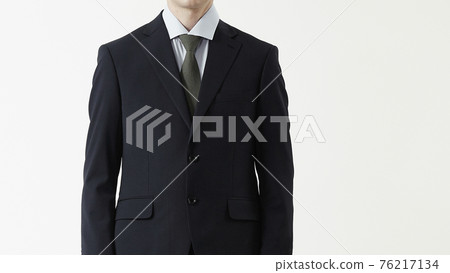 一個穿著西裝的男人的肖像,白色背景 一個穿著西裝的男人的肖像,白色背景 76217134