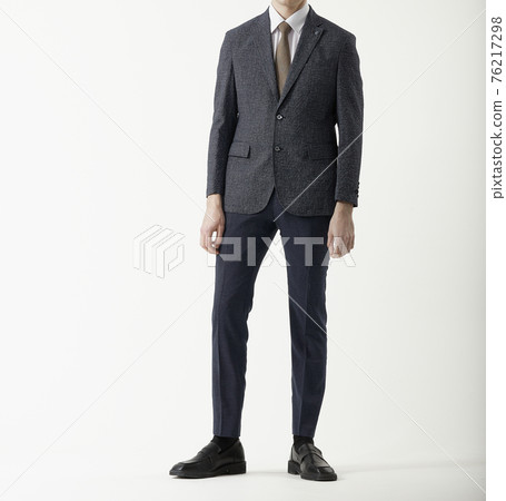 穿著西裝的男人,白色背景 穿著西裝的男人,白色背景 76217298