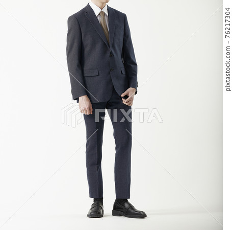 穿著西裝的男人,白色背景 穿著西裝的男人,白色背景 76217304