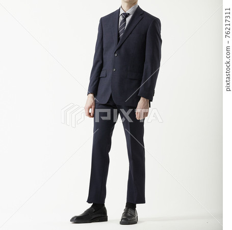 穿著西裝的男人,白色背景 穿著西裝的男人,白色背景 76217311