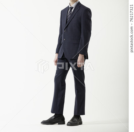 穿著西裝的男人,白色背景 穿著西裝的男人,白色背景 76217321