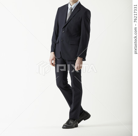 穿著西裝的男人，白色背景 76217331