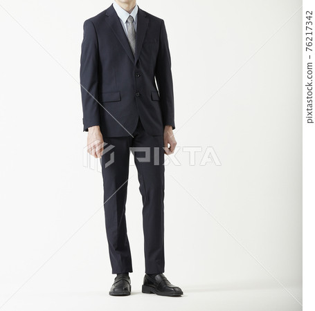 穿著西裝的男人，白色背景 76217342