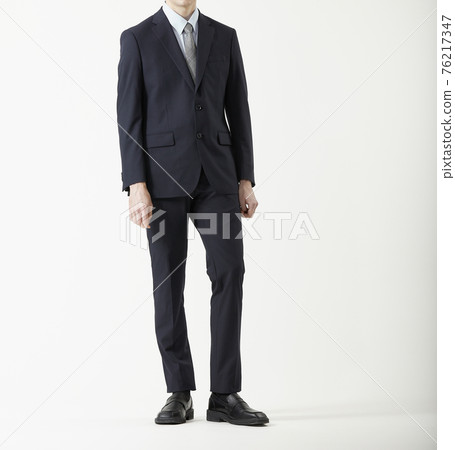 穿著西裝的男人,白色背景 穿著西裝的男人,白色背景 76217347