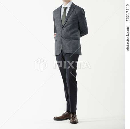 穿著西裝的男人,白色背景 穿著西裝的男人,白色背景 76217349