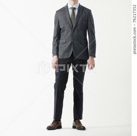 穿著西裝的男人,白色背景 穿著西裝的男人,白色背景 76217352