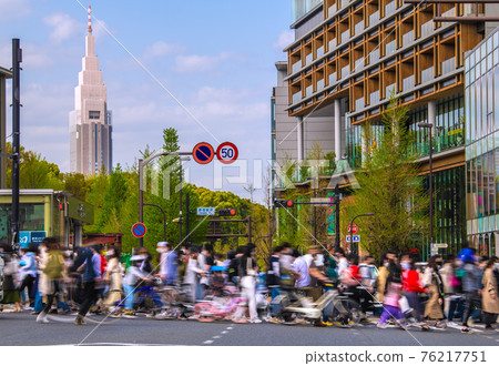 日本東京城市景觀取消後,許多人來到原宿站。再次感染爆發。突變株的威脅...... = 4 月 3 日 日本東京城市景觀取消後,許多人來到原宿站。再次感染爆發。突變株的威脅...... = 4 月 3 日 76217751