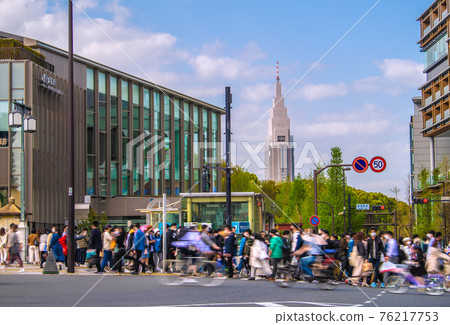 After the cancellation of the Tokyo cityscape in Japan, many people came to Harajuku station. Infection explosion again. The threat of mutant strains ... = April 3 76217753