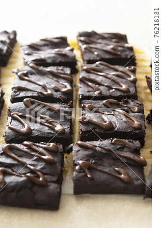 Healthy dessert, chocolate brownies made with avocado, sugar and gluten free. Step by step recipe. Healthy dessert, chocolate brownies made with avocado, sugar and gluten free. Step by step recipe. 76218181
