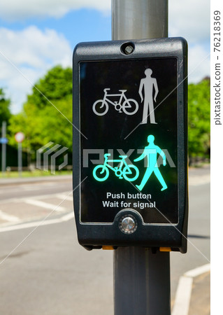 Toucan crossing green signal 76218369