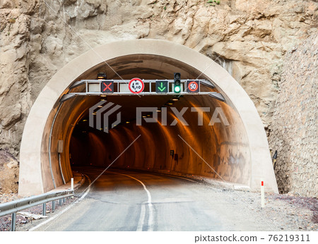 Road tunnel entrance 76219311