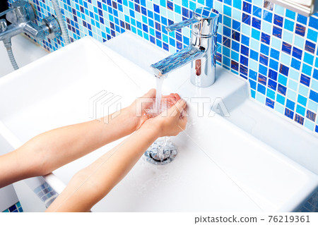 Child washing hands 76219361