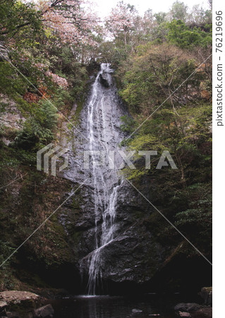 Waterfall 76219696