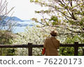 看櫻花和海的老婦人 76220173