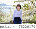 微笑的女人 2，背景是櫻花和大海 76220179