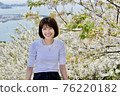 以櫻花與大海為背景的微笑女性 76220182