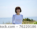 女人在大海和綠色背景下的照片 76220186