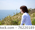 一個女人的個人資料照片，以大海和綠葉為背景 76220189