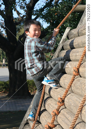 男孩在公園裡快樂地玩耍 76221003