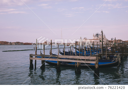 Panoramic view of Laguna Veneta coast of Venice city with gondolas 76221420
