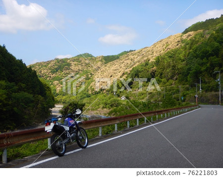 Invited by the warm sunlight, along the Futagawa dam Invited by the warm sunlight, along the Futagawa dam 76221803
