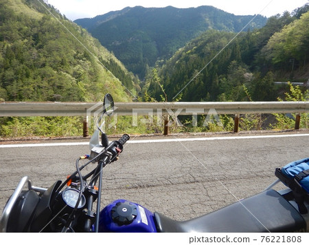 Invited by the warm sunlight, along the Futagawa dam 76221808